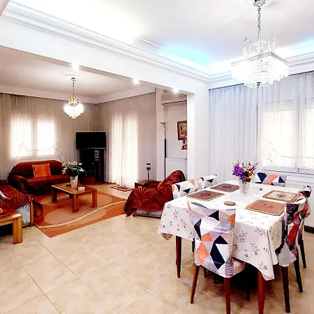 Nostalgia - Big House 110m - 3 Bedrooms - Free Guarded Parking ! アパート テッサロニキ