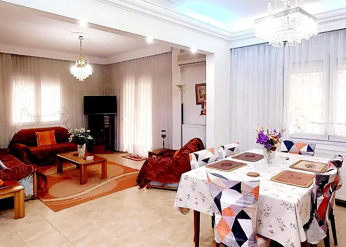 Nostalgia - Big House 110M - 3 Bedrooms - Free Guarded Parking ! アパート テッサロニキ